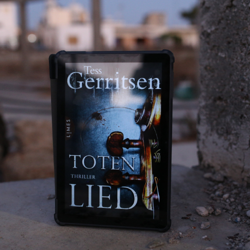 Playing with Fire / Totenlied, Tess Territsen – rezension